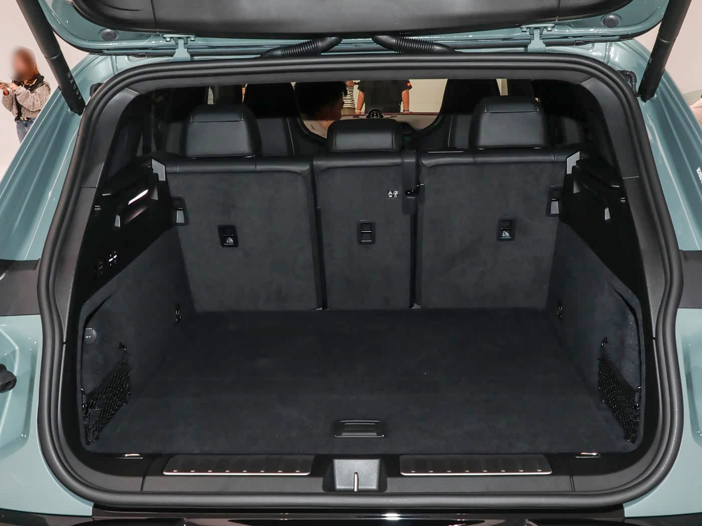 新车纯电保时捷卡宴turbo国内开售了，112万，这个还是比想象的要便宜的，虽