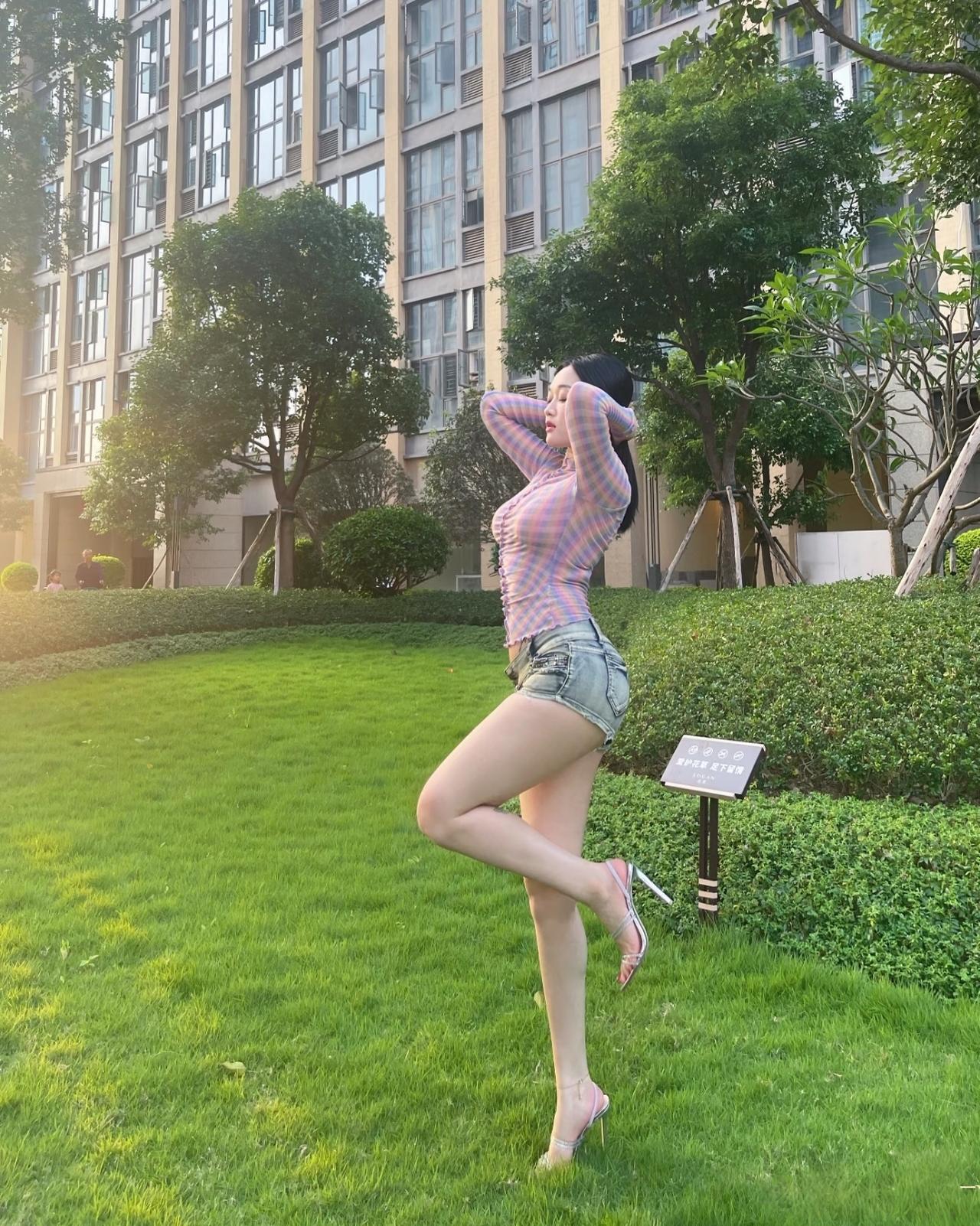 阳光正好，ins韩搭日常照分享绝美街拍瞬间美女不燥