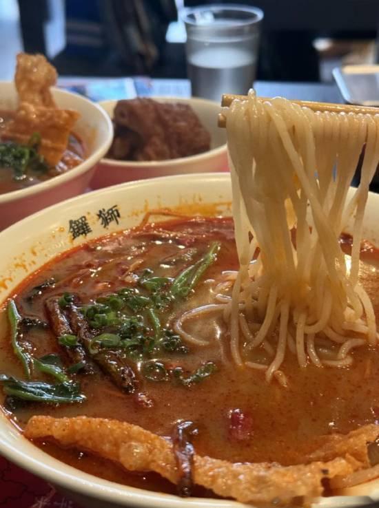 阿嬷手作螺蛳粉一碗55元起网友：在柳州能吃豪华版近日，有网友在社交媒体发文称在