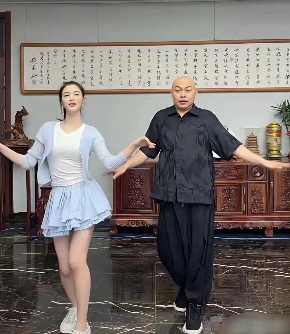 程野和女儿同台跳舞，小姑娘长相水灵气质超好