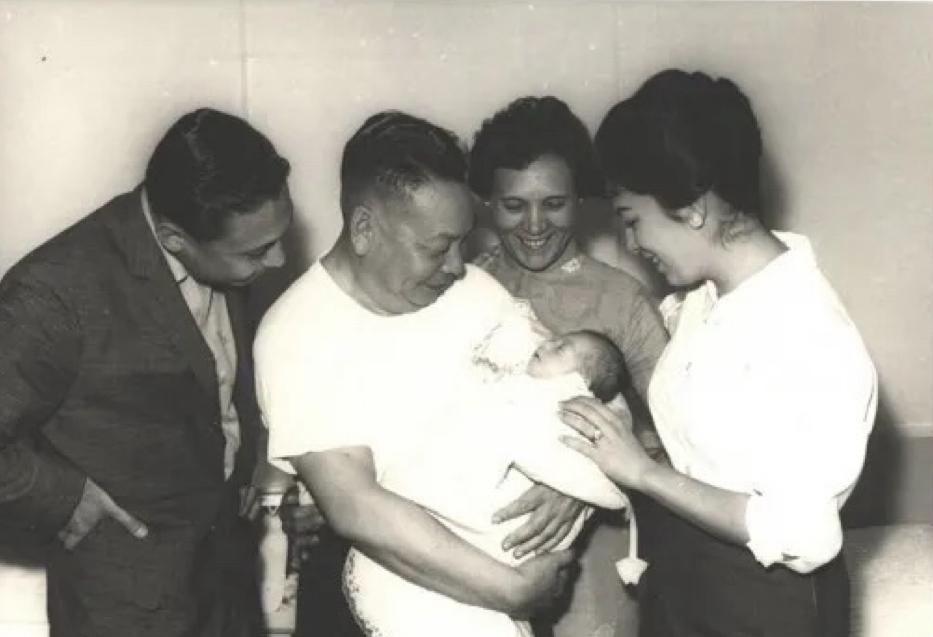 1961年，蒋孝文与徐乃锦的女儿蒋友梅出生不久，爷爷蒋经国和奶奶蒋方良专程前来探