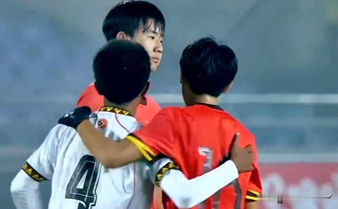 U16国足赢了，我不意外，我意外的是他们赢了比赛后的第1反应居然是主动上前