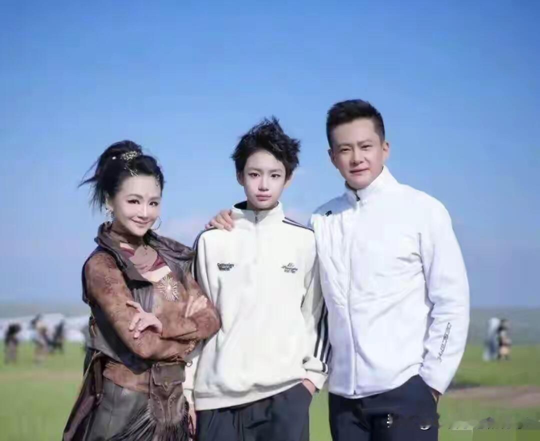曹颖、王斑和儿子一家三口在草原上游玩时的一张合影，可以看出来一家人都是高颜值，儿