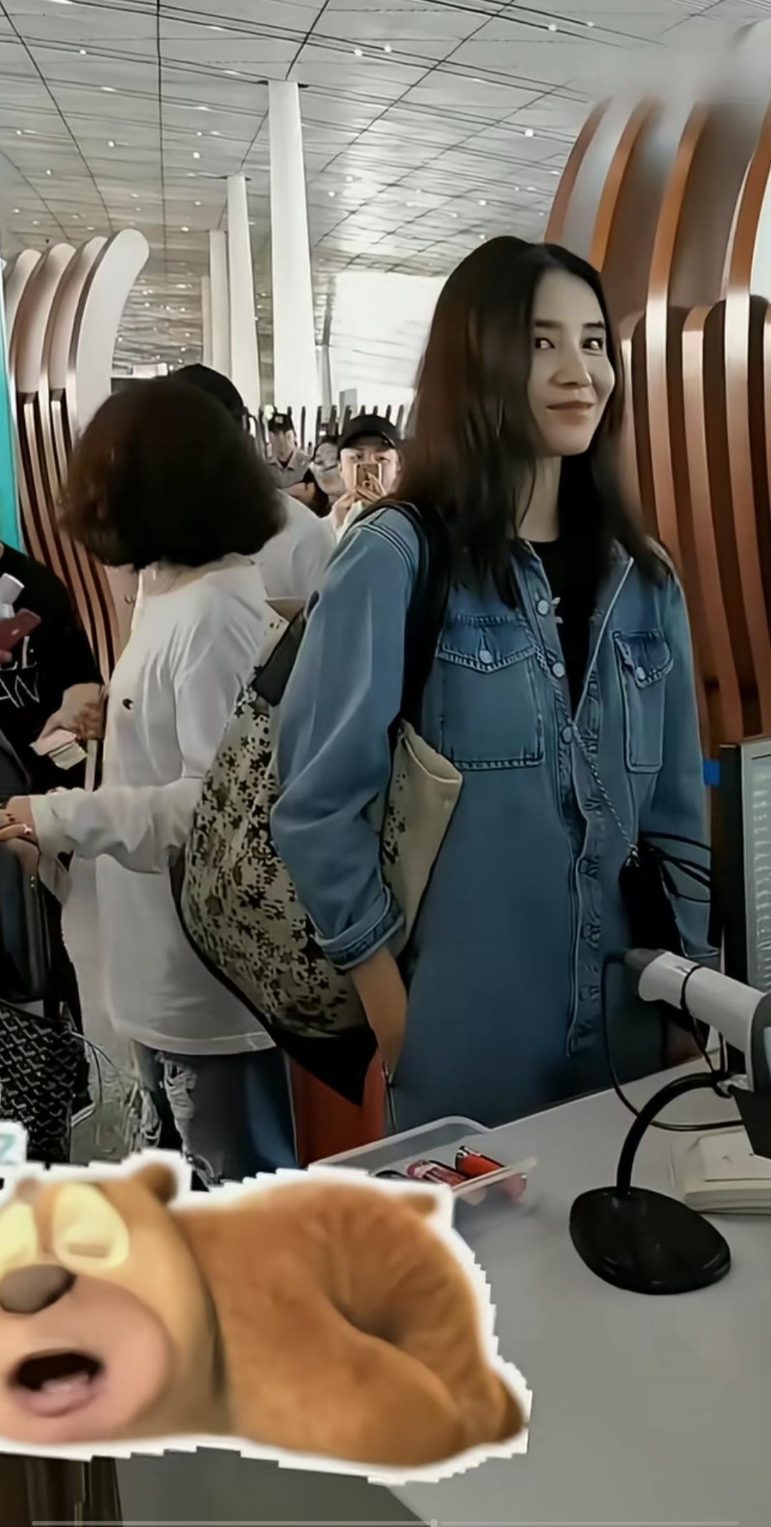 宋佳好美，背带裤就是好看，什么年龄的穿都那么减龄。