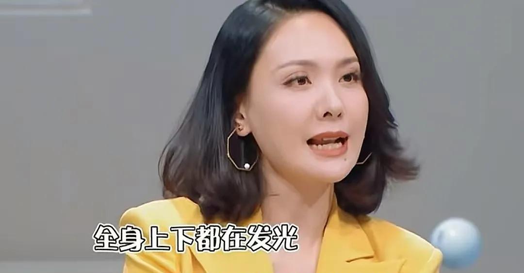 程莉莎年轻的时候敢一直追郭晓东，是因为她有幸福的原生家庭，她爸爸妈妈知道程莉莎一