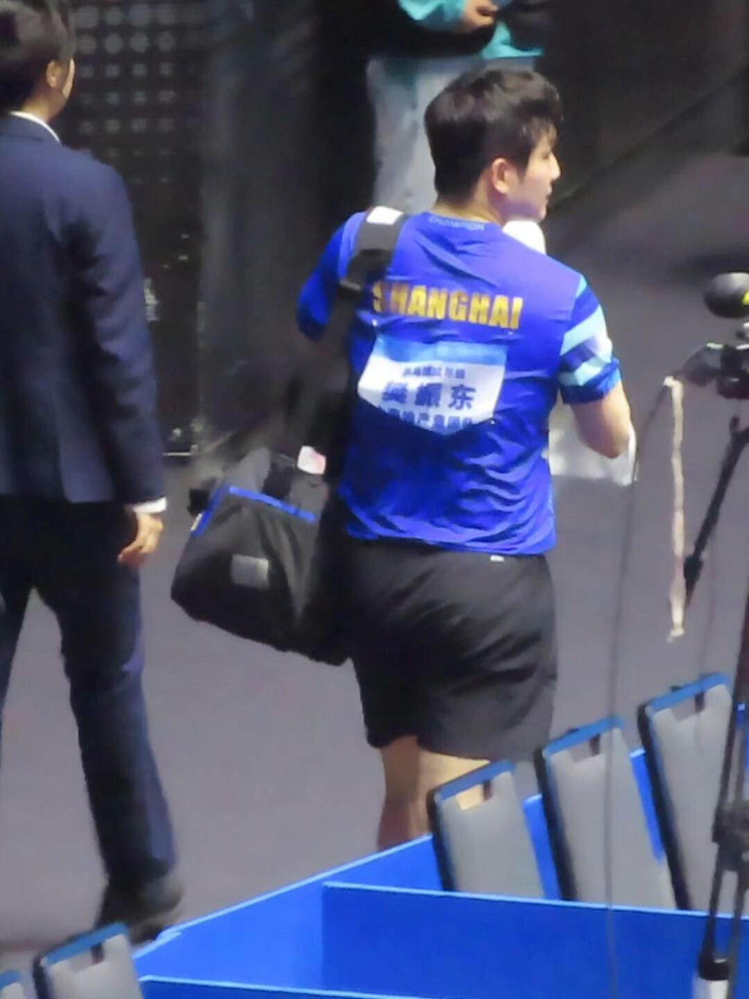 樊振东的背影，看了又心疼，但是他已经够优秀了，已经被看见了，默默支持，无声胜过更