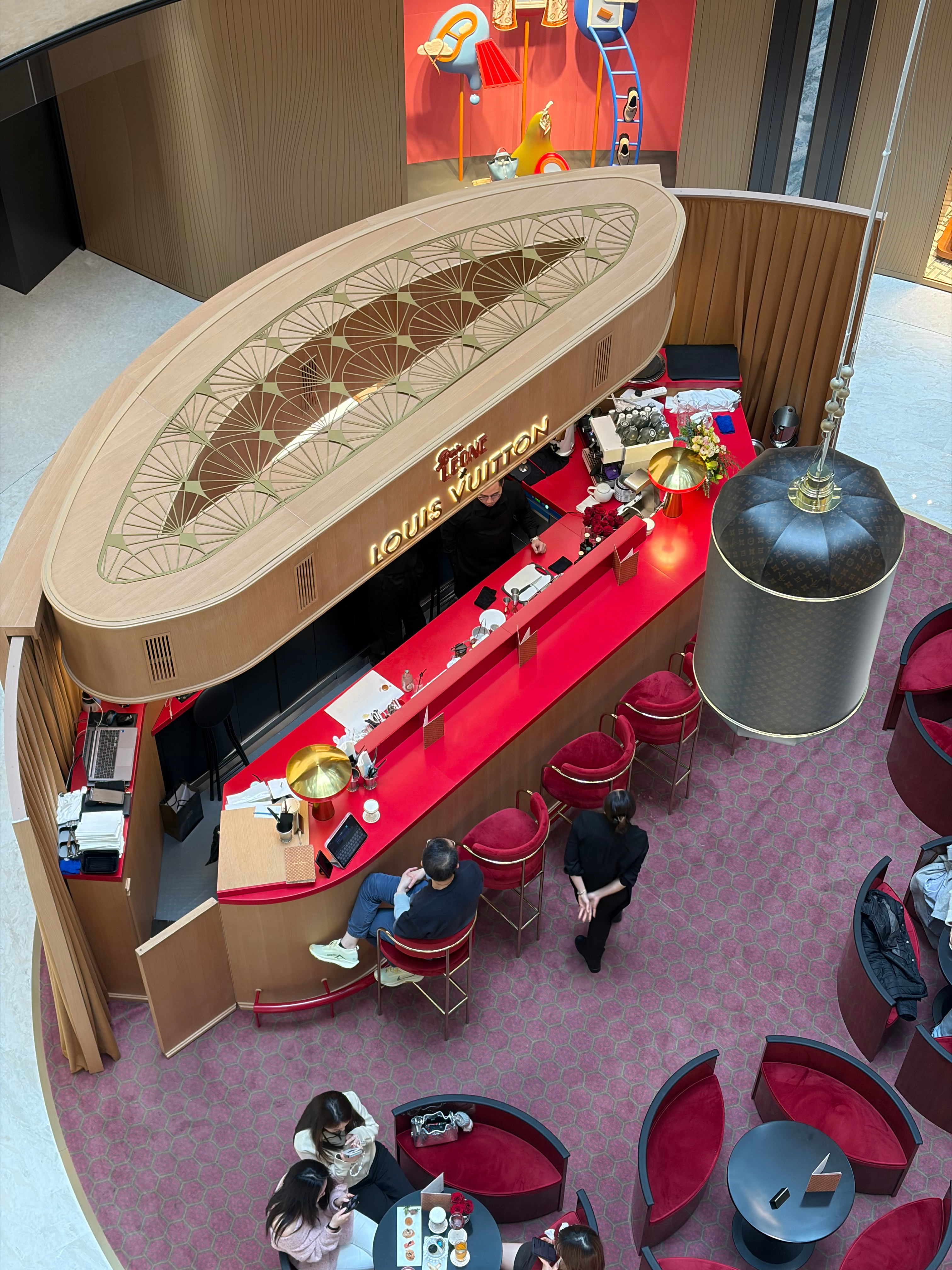 啊？LV都开咖啡厅了？