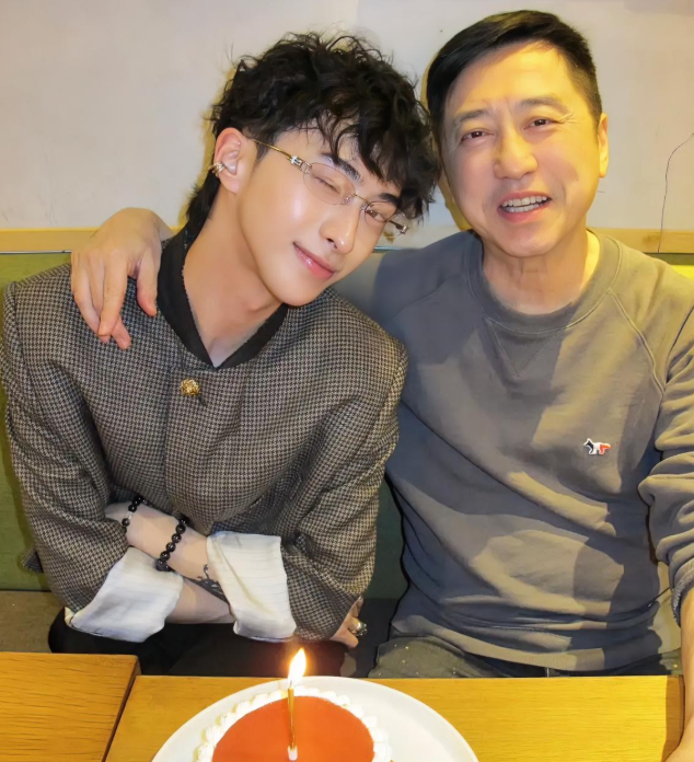 伊能静庾澄庆儿子恩利冲上热搜他高调发文为自己庆祝生日！恩利发文，他提到24岁