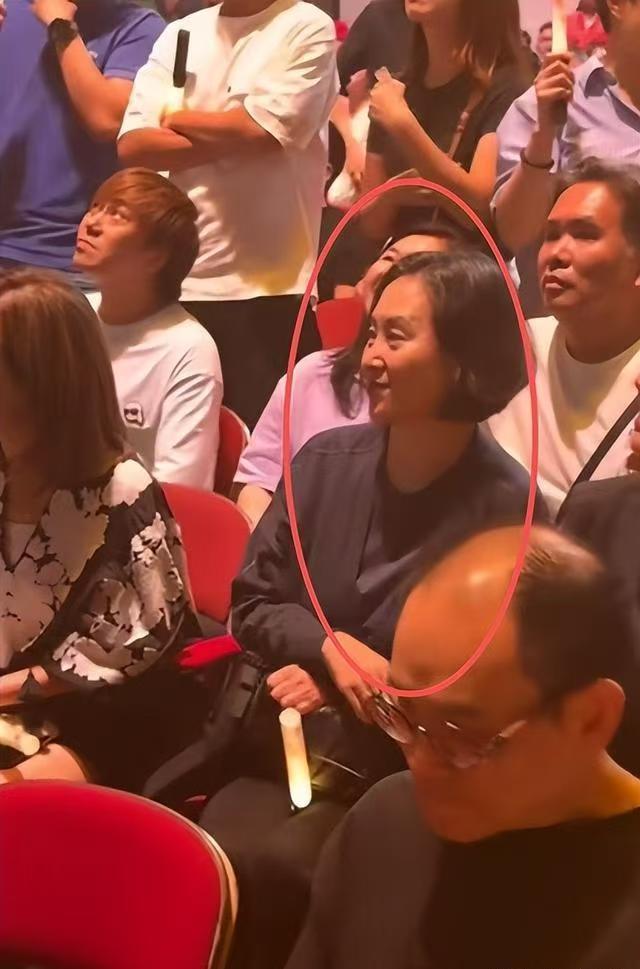 何超琼现身古天乐演唱会，脸浮肿头发花白不敢认，手抱着包超谨慎​