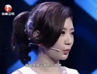 1993年，贾静雯的父亲经商失败，不仅欠下上千万的债务还重病住进医院，于是贾静雯
