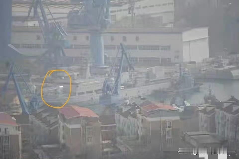 太带劲了，终于看到咱们传说中的那个155大管子上舰，这块头可不是一般的大！[大金