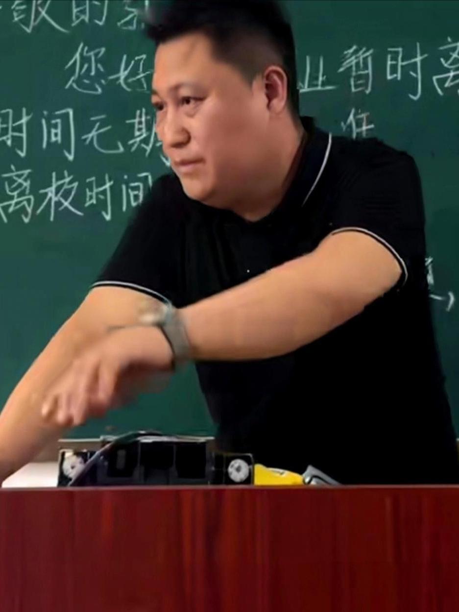 浙江男老师上最后一课。班里俩学生突然当众打架！他刚离了婚。陷在抑郁里出不