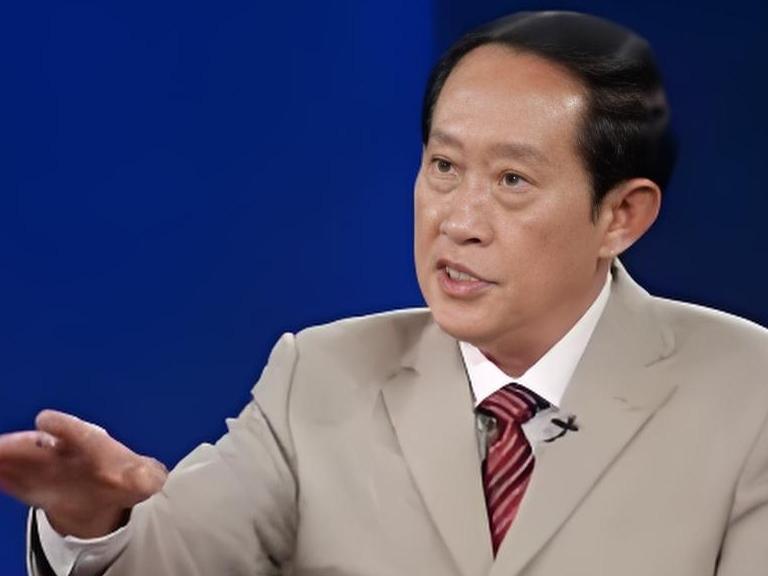 王立群说：“看一个人是不是好人，你就记住这么一句话：小人玩心眼，好人讲真诚，坏人