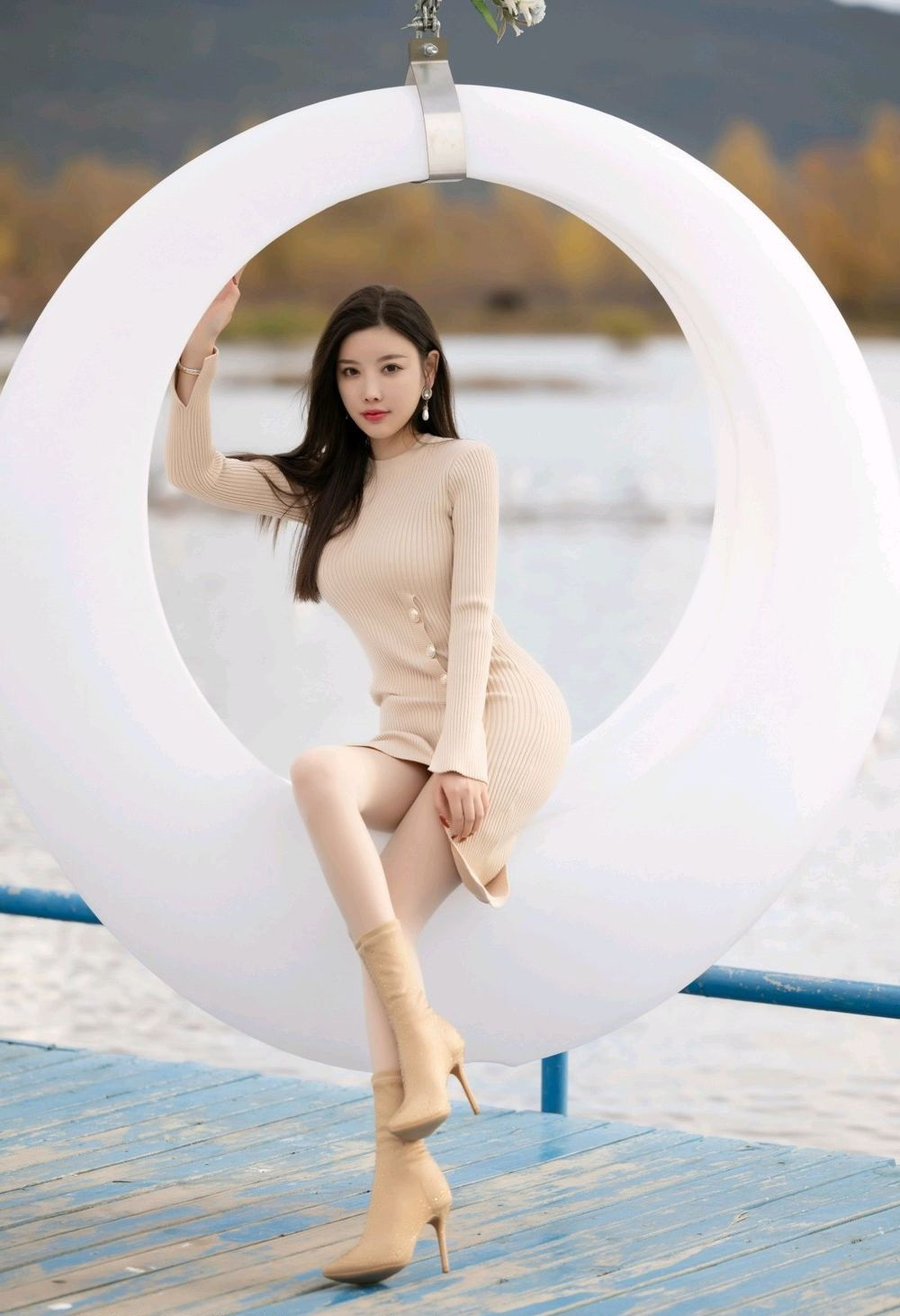 长发美女穿性感暖色毛线连衣裙搭配原色丝袜，完美绝伦的身段一览无余