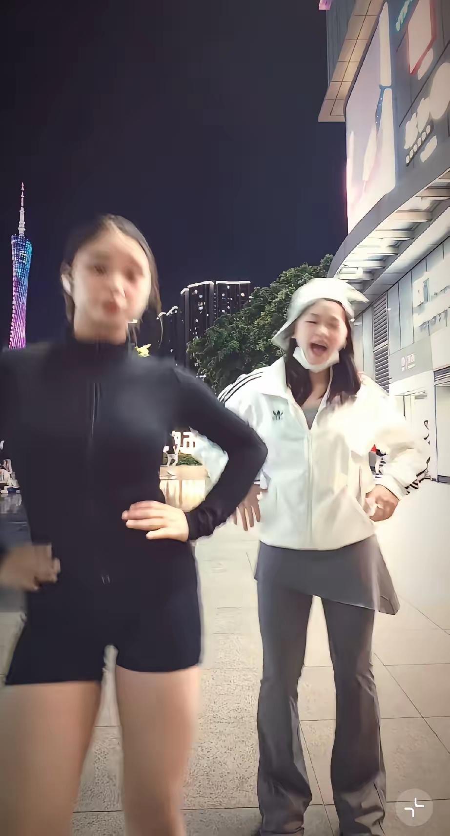 刷到全红婵广州塔下跳舞的视频时，我正啃着苹果，差点把核吞下去。视频里她穿件