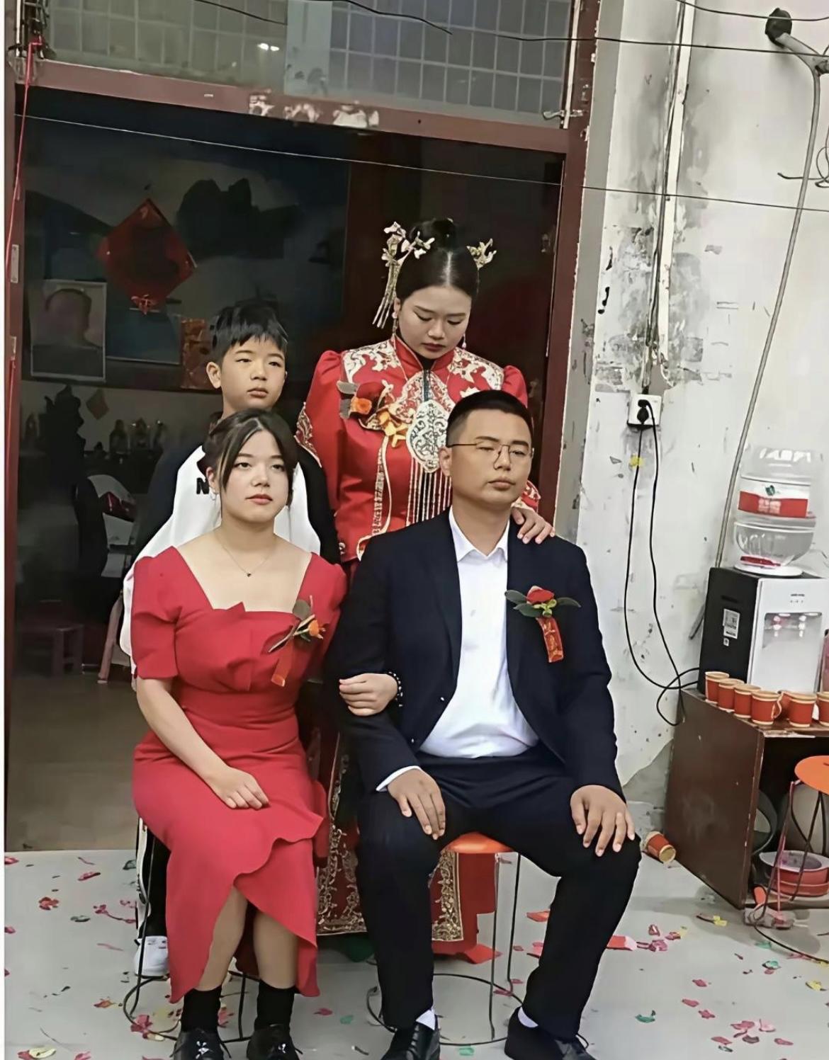 惊呆了，这到底谁是新娘[哭哭]