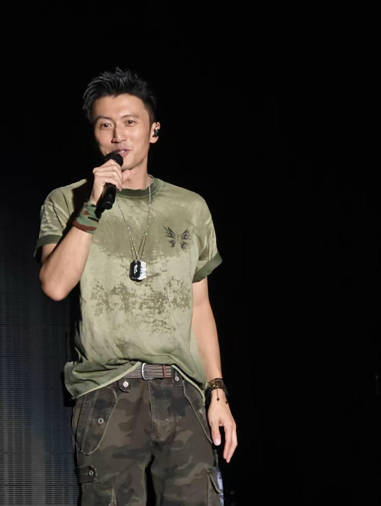 谢霆锋衣服被汗打湿了谢霆锋到了河南也得热冒烟谢霆锋在郑州热到衣服拧出水，绿色短