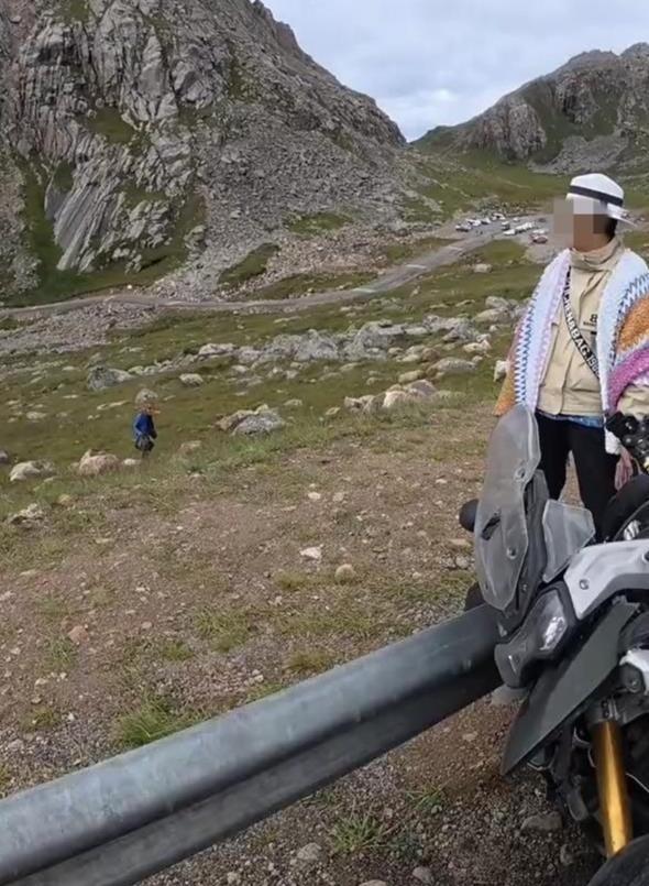 四川，摩旅爱好者尹先生到达某景区，他准备上山游览，便把摩托车放在公路一侧。回来后