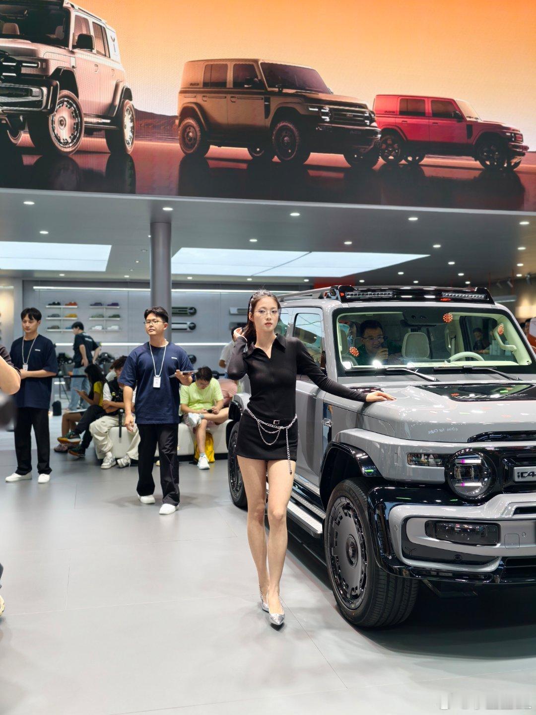 发福利啦！来iCAR蹭个饭一边看大长腿美女帅哥。🤩🤩​​​