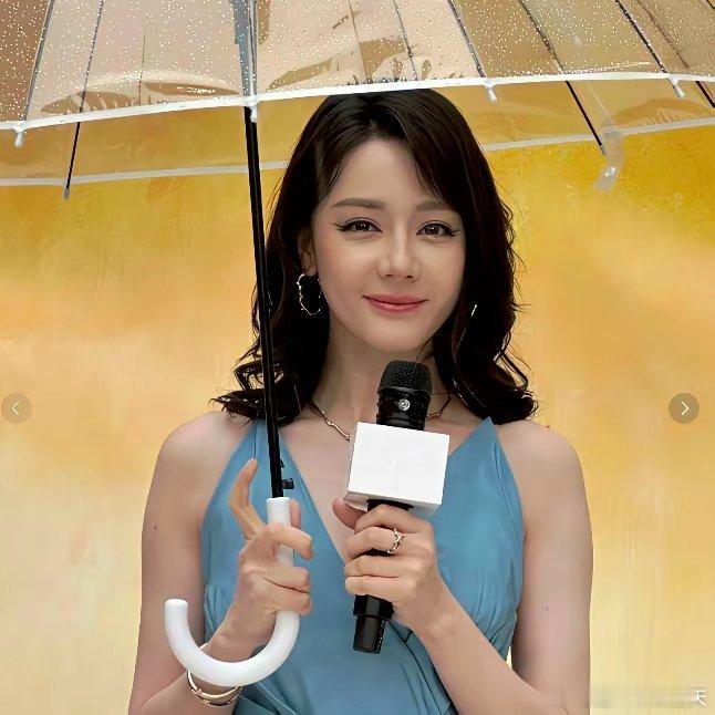 迪丽热巴，现在应该很羡慕古力娜扎吧以前两人颜值不相上下，是内娱独一无二的新疆大美