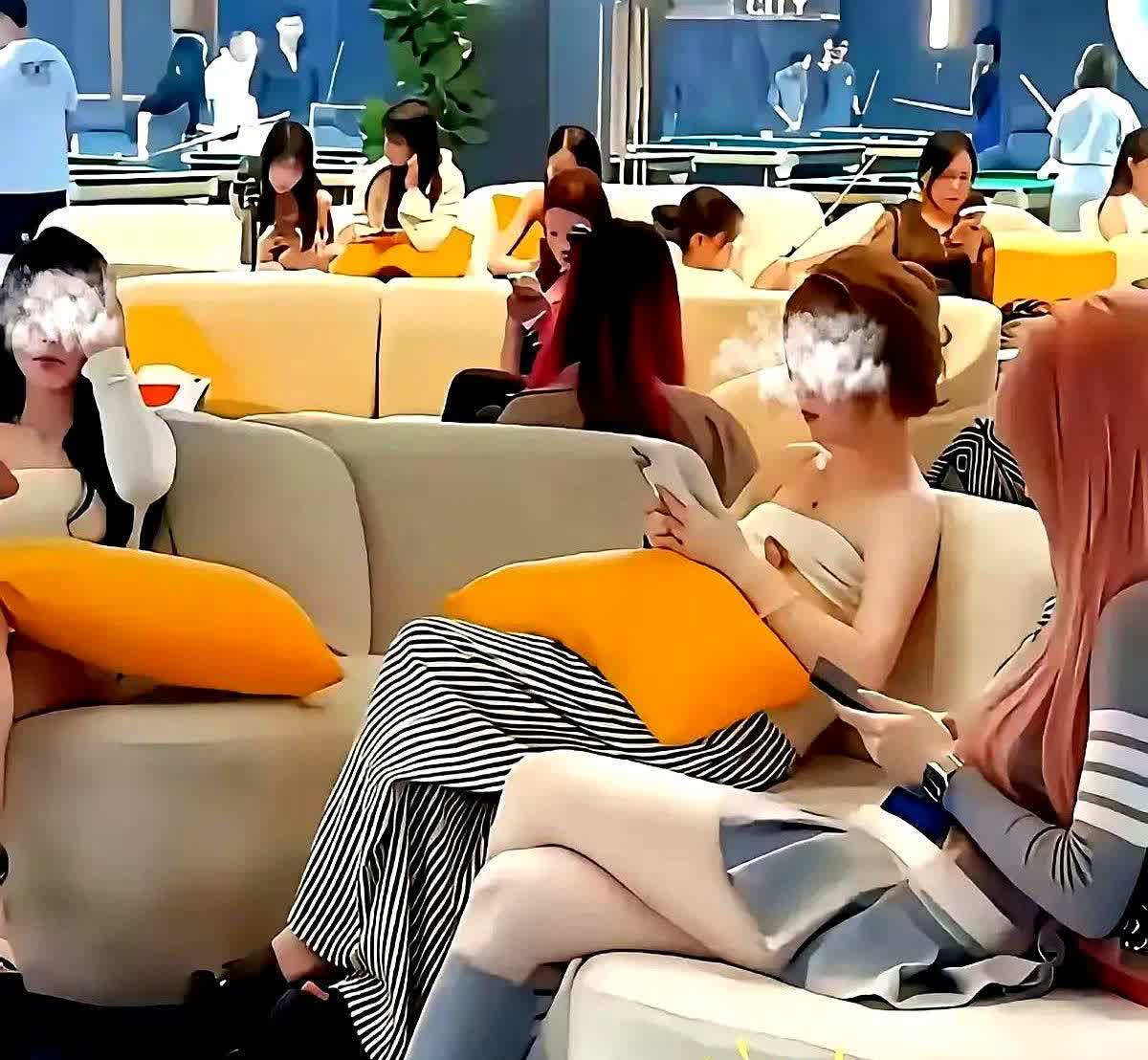 凌晨一点的成都球厅灯光打在青绿色台布上，60块台费只是入场券，真正吸睛的是那些穿