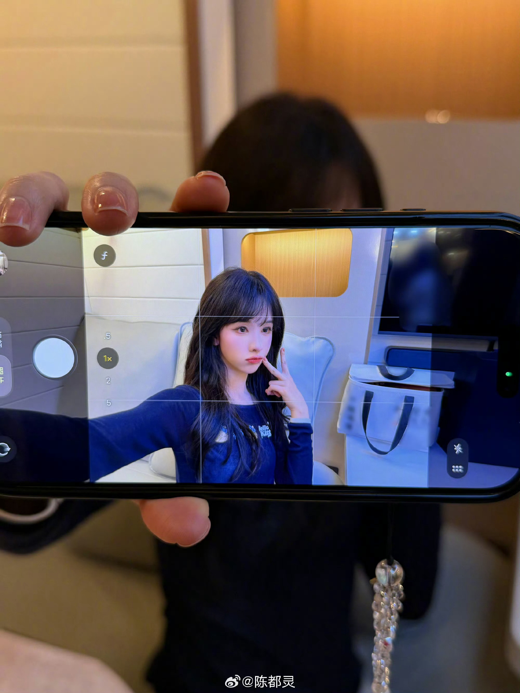 陈都灵后置反手自拍照女神轻轻松松一拍就出片了