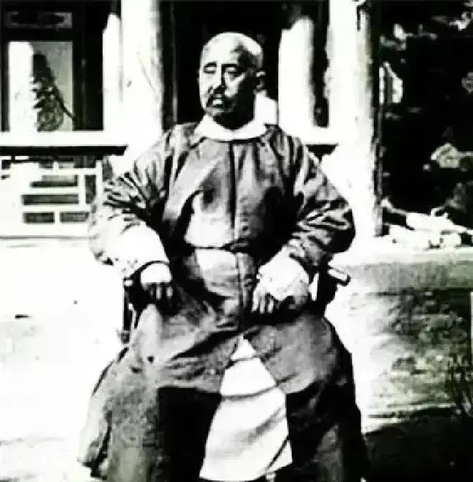 1868年8月，山东，一间破庙。张宗禹带着最后十几个人，躲了进去。两天前