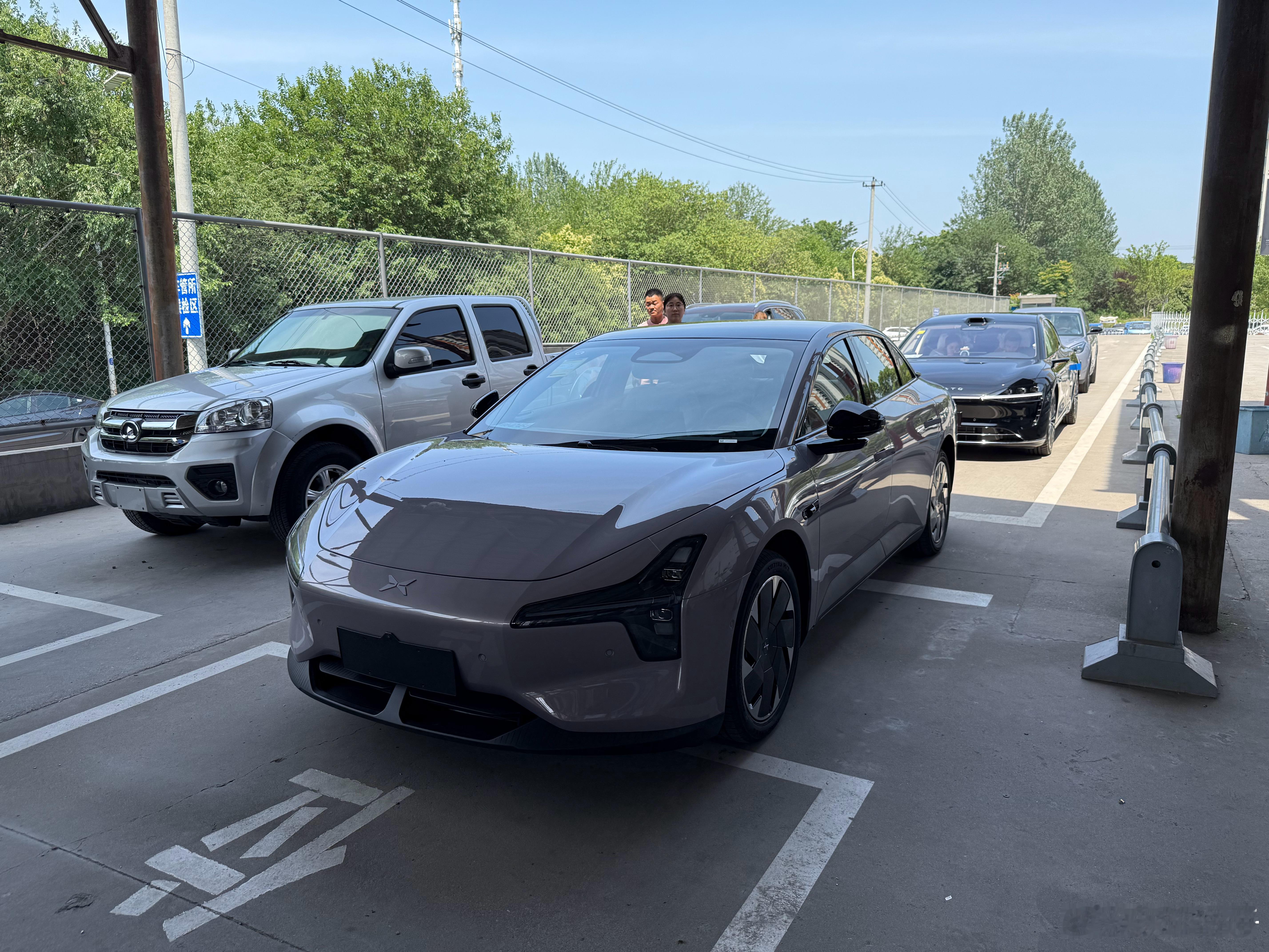 MonaM03Max来车管所上牌后面一个提星愿的小姐姐，一听我这车600续