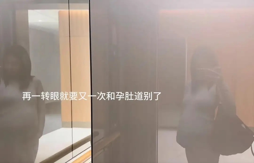 程晓玥澳洲产检，孕晚期在别墅泳池游泳，孕肚又大又圆没妊娠纹