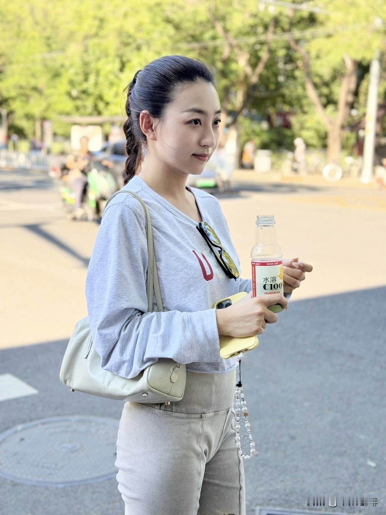 秋日生活打卡季秋天南锣鼓巷里的北京大妞