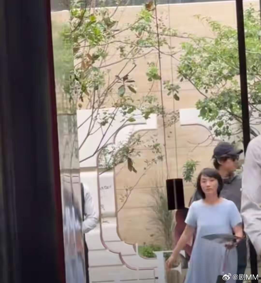 上海偶遇胡歌带老婆看房上海偶遇胡歌黄曦宁看房，这是准备要定居上海了上海偶遇胡歌黄