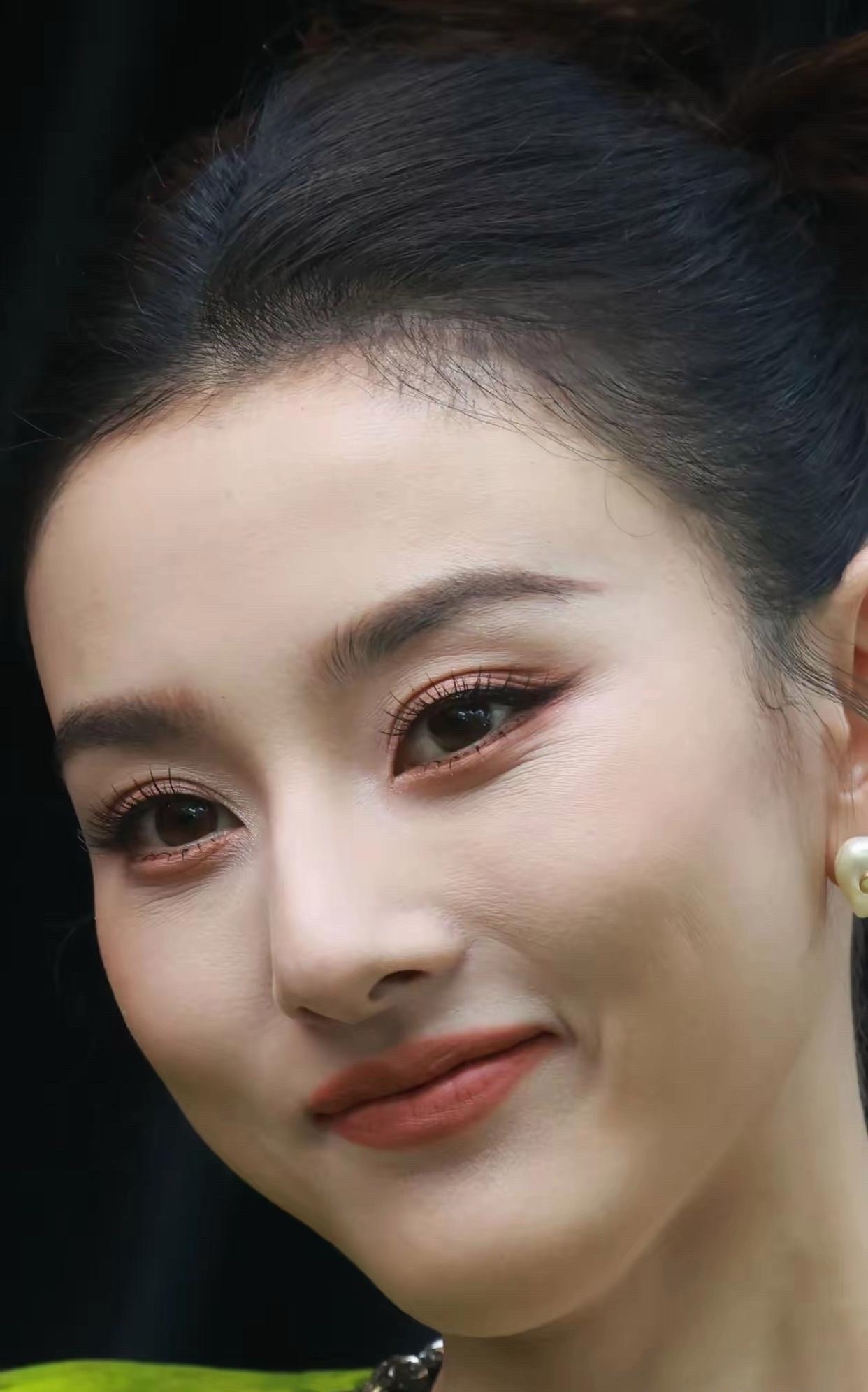 宋祖儿，超近怼脸生图。还是要年轻啊，怼这么近都没什么瑕疵。​​​