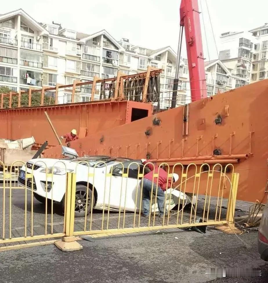 2月1日上午11时16分，武汉江岸区后湖大道的地铁12号线新春站工地发生了一起突