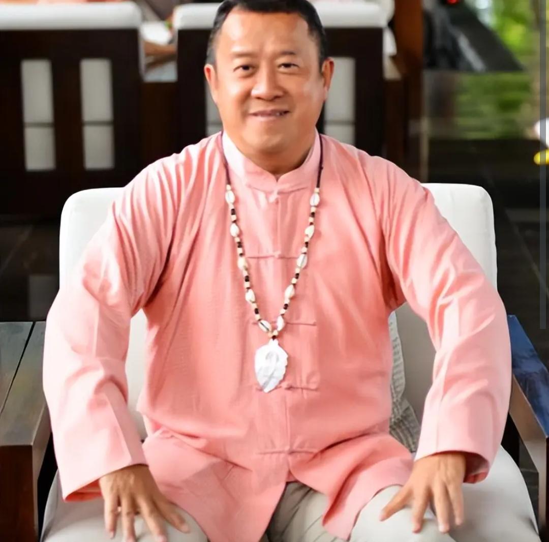 曾志伟73岁大寿席开60桌，子女齐聚罕见同台，邱淑贞穿着素雅现身娱乐明星