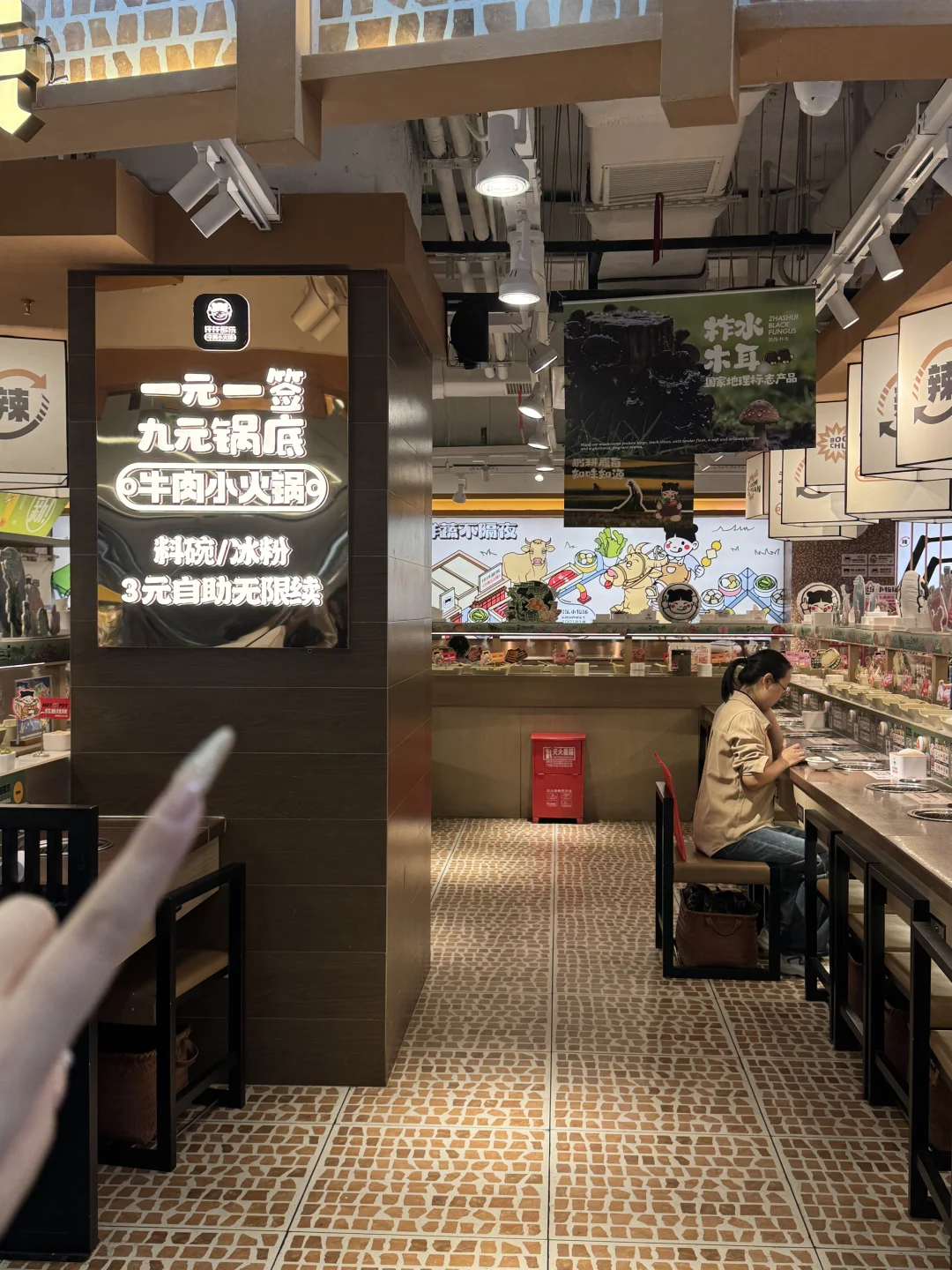 西湖边…不愧是火锅界的蜜雪冰城！！