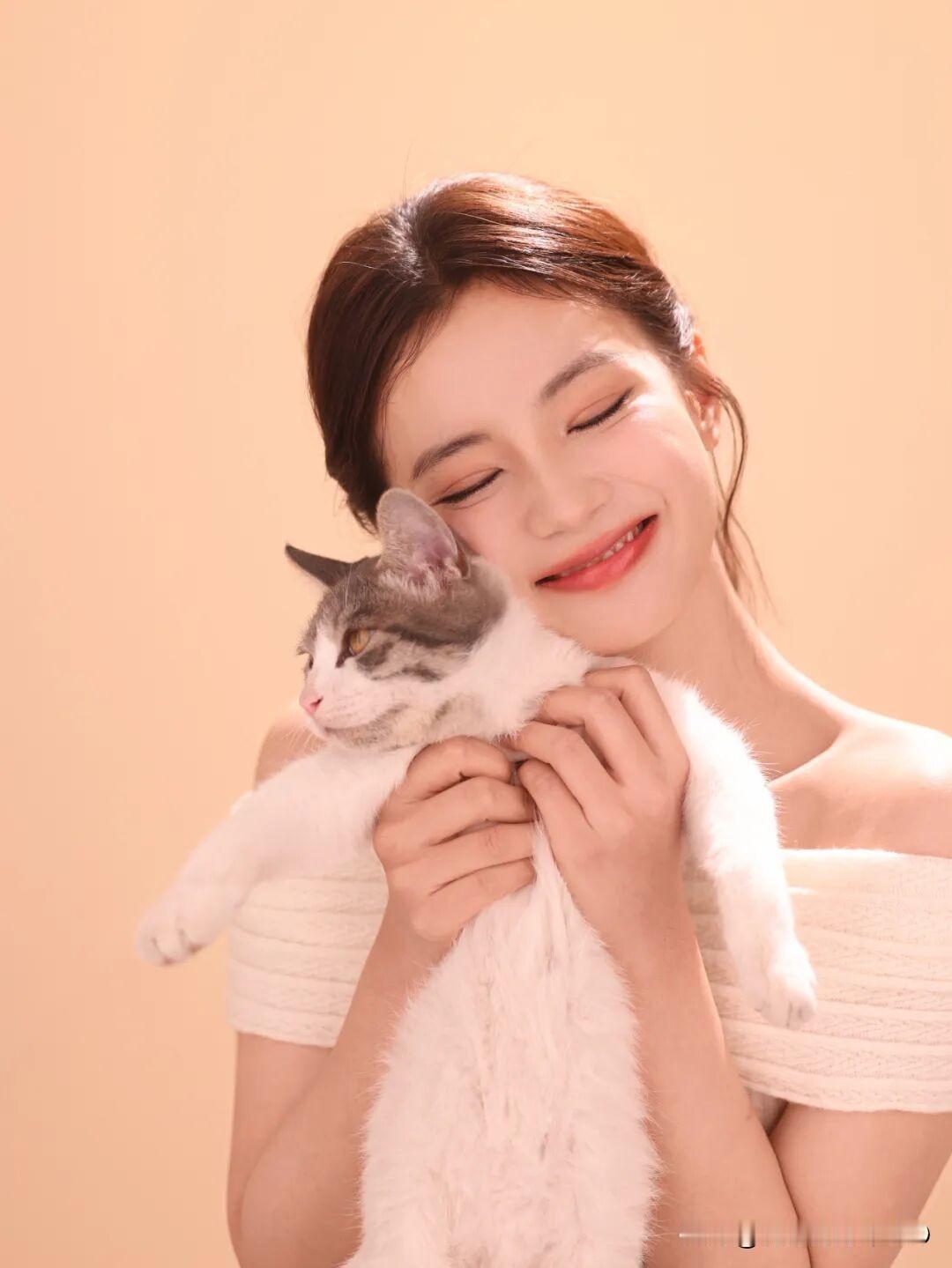 张雅钦和可爱的小猫咪