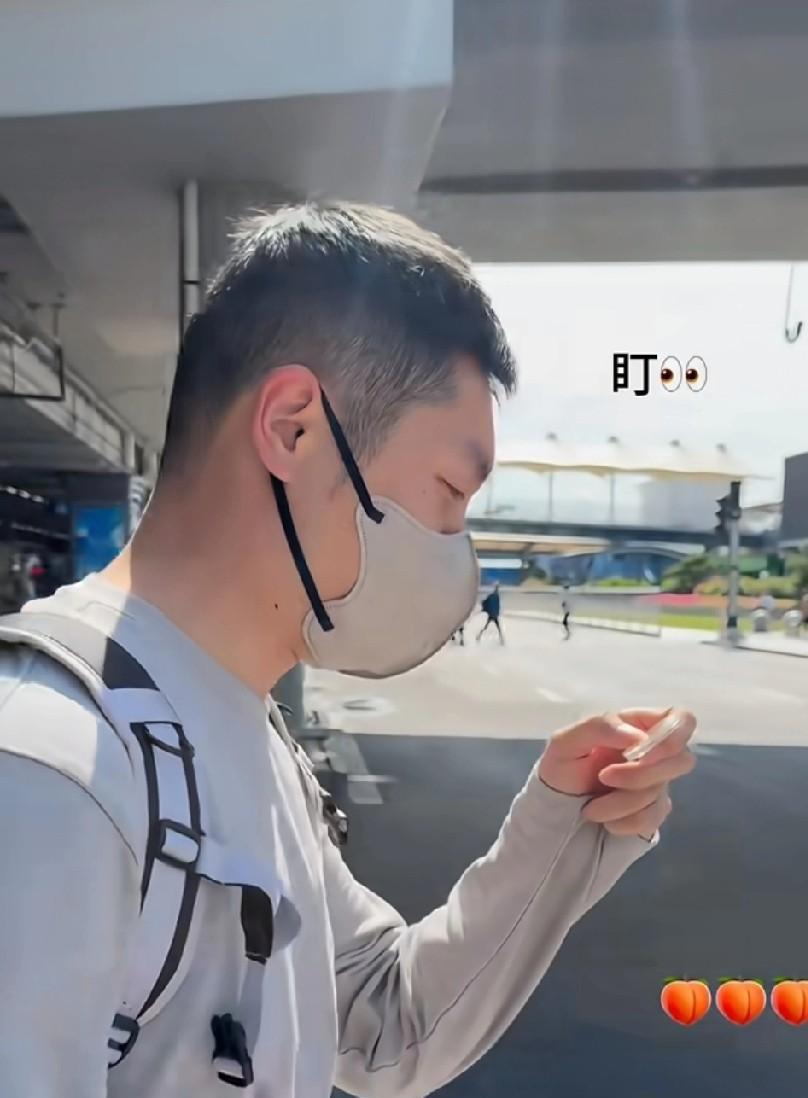 许昕今天就到北京了，真早。刚刚看到许昕发了动态，原来是丁宁带着他逛石景山了，许
