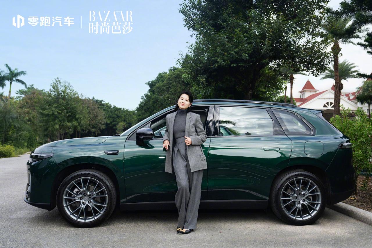 胡杏儿成香港首位零跑C10车主，同时也是零跑C10第22万位车主，这组胡杏儿✖️