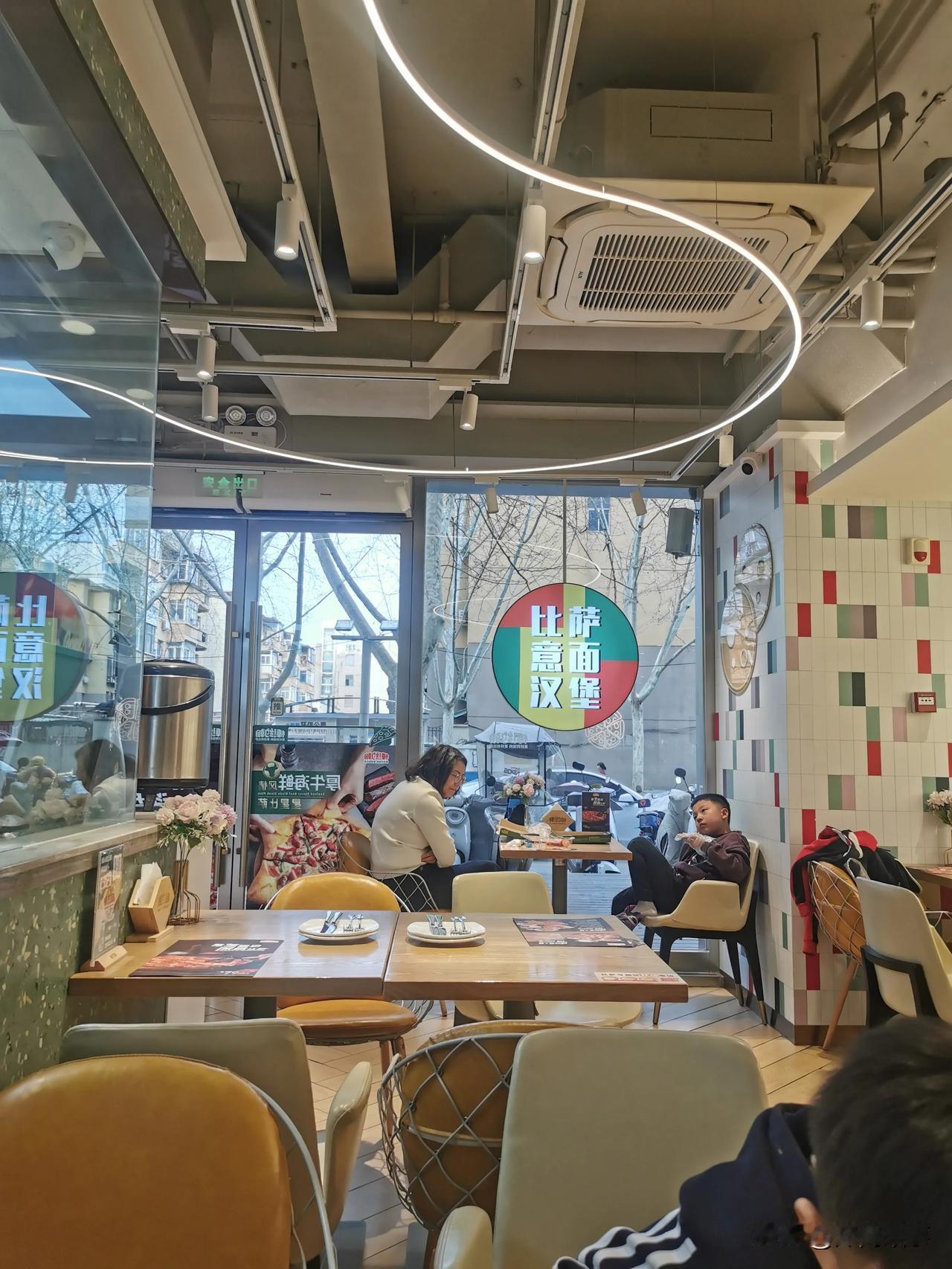 为什么现在实体餐厅很少人去吃了，首先就是西贝贾老板把预制菜的锅盖掀开了。亲子餐