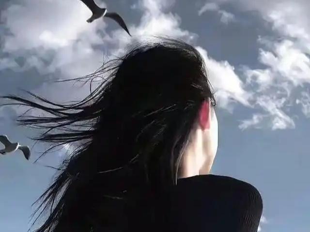 一段话道破天机：“有一种女人，不贪钱，不作不闹，深情也绝情。你让她寒了心，她