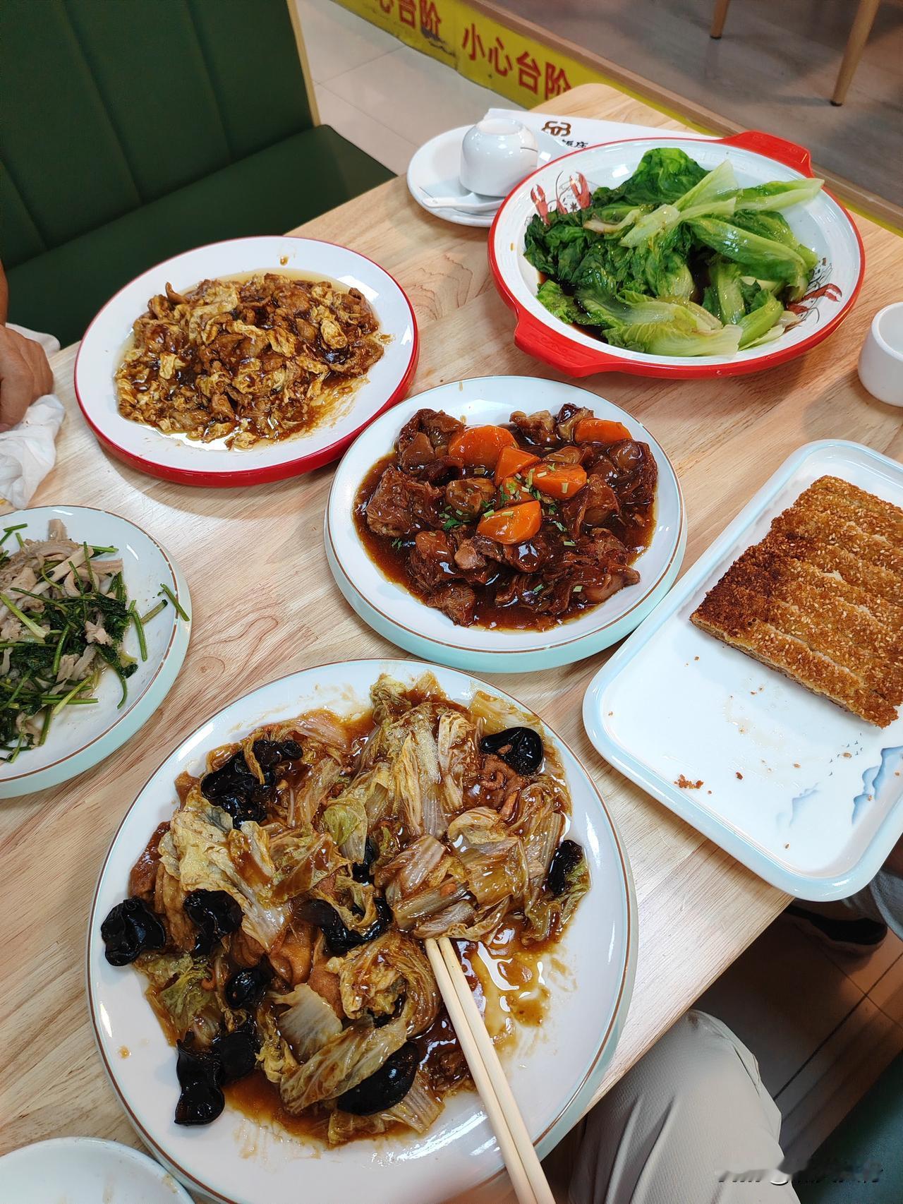 中午请外地来的亲戚吃个饭，石家庄中和轩还是一如既往的好。他们住在了桥东，想来