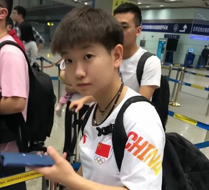 原来这张照片是王楚钦拍的，还挺好看的，妹宝这个衣服这个我们小时候一样挤在腰上，，