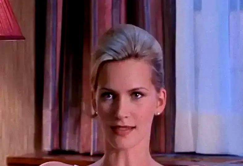 女演员拍戏时被导演要求脱内裤，只因“担心反光”。电影上映后，她冲上去给导演一耳