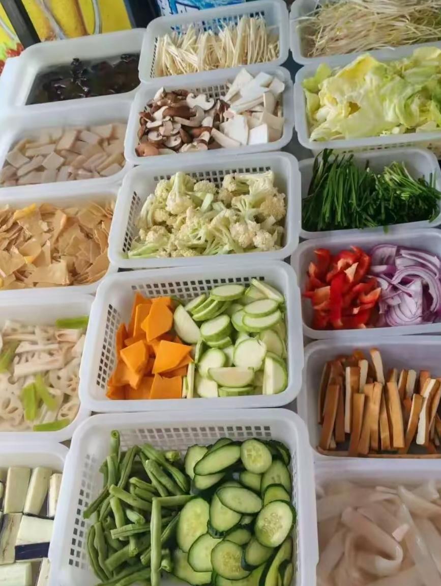 你刷到过那种夜市避雷帖吗？配图满满一碗炸串，配文"老板娘玩不起，10块钱还不