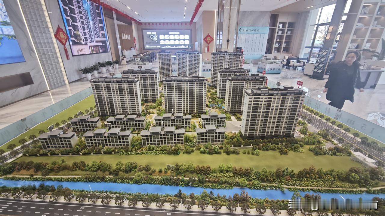 计划在老婆家那边县城买房子，算是刚需，主要是小孩子读书条件所需。去售楼部看了，