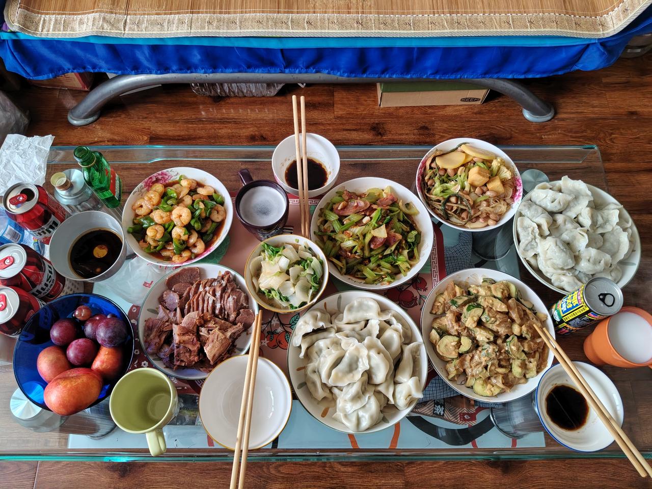 住在燕郊的北京两口子，今天来家里做客，带了肉和菜，提前和好的馅料和饺子皮，姐们包