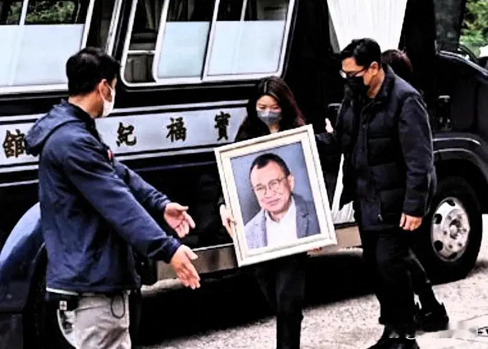 “出嫁的女儿不能捧遗像”？许绍雄葬礼上这一幕，打脸了多少旧观念！许绍雄出殡那天