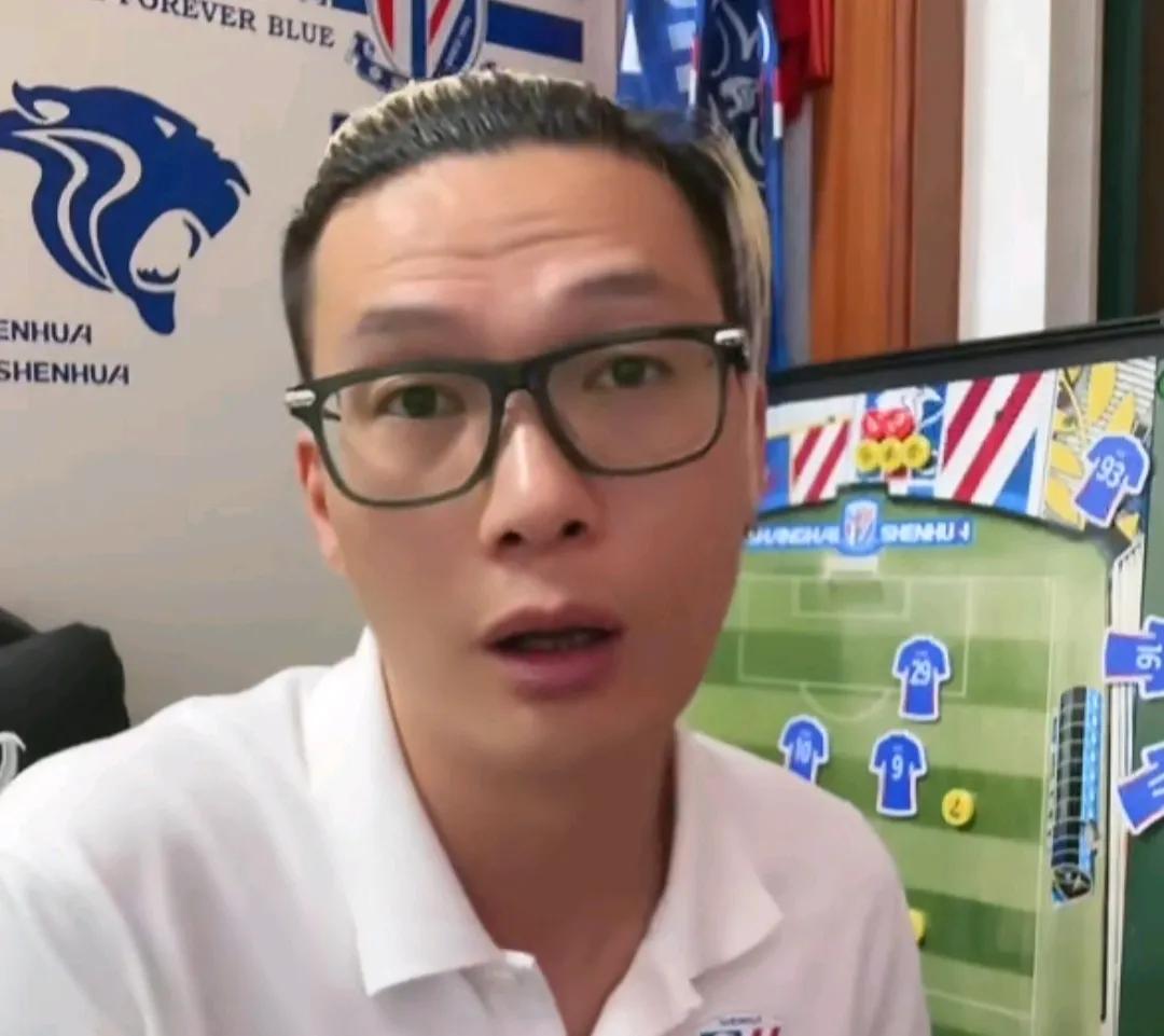 球迷陈老师认为，上海申花球员踢球不能太老实。在一场直播中，知名申花球迷陈老师表