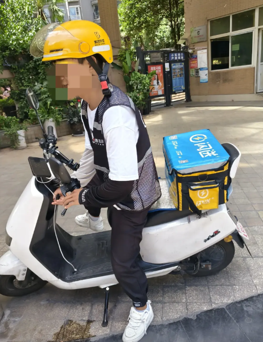 可爱的外卖小哥电梯上碰上闪送小哥。我问小哥，一碗牛肉粉12元，外卖送到要多少钱