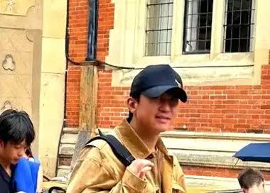 邓超孙俪一家四口在英国街头被偶遇的照片突然刷爆网络，焦点却意外落在了7岁的小花妹